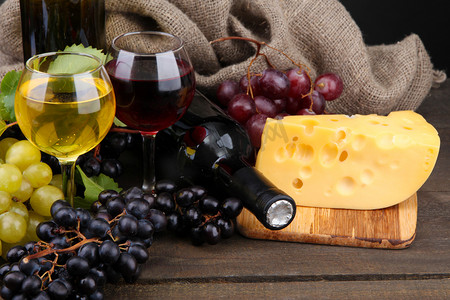 酒瓶和杯子的酒、 奶酪、 灰色的背景上葡萄