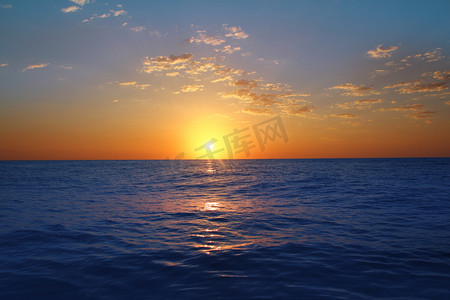 发光太阳摄影照片_在海洋蓝色海发光太阳日出日落