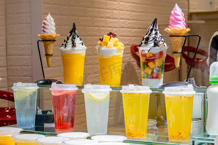中国城市阳朔街市橱窗柜台的热带水果鲜榨冰淇淋及冷汁部分