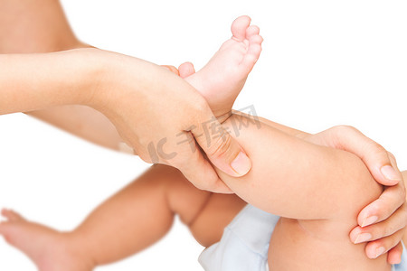 妈妈手按摩腿和脚肌肉对她的婴儿的触摸