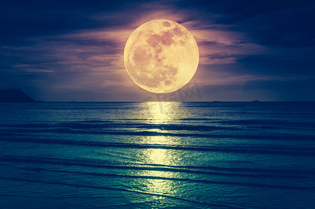 超级月亮。色彩斑斓的天空，云与海皎洁的月亮。宁静自然背景.