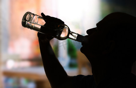 轮廓的男子饮酒，密切了