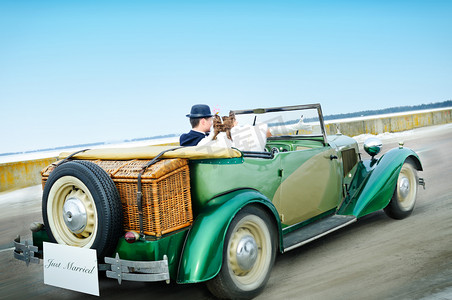 car摄影照片_Newlyweds In Wedding Car