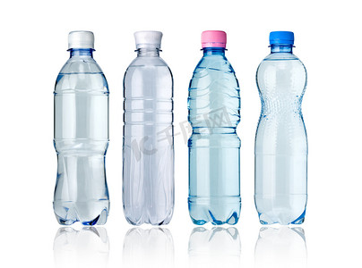 玻璃透明瓶子摄影照片_瓶水