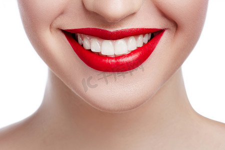 牙齿笑容摄影照片_健康的白色微笑关闭。美丽的女人与完美的笑容, 嘴唇和洁白的牙齿。美丽的模型女孩与红色嘴唇隔绝在白色背景。牙齿美白和清洁, 牙科护理.