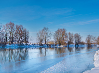 白雪皑皑的冬天河在阳光灿烂的日子