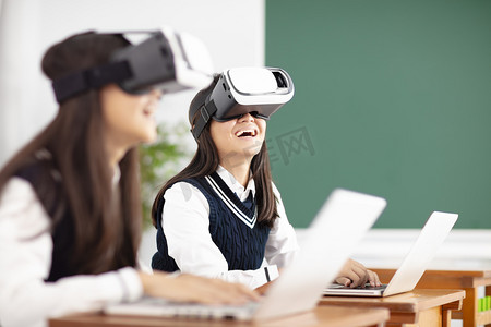 虚拟现实现实摄影照片_虚拟现实耳机在课堂上的青少年学生