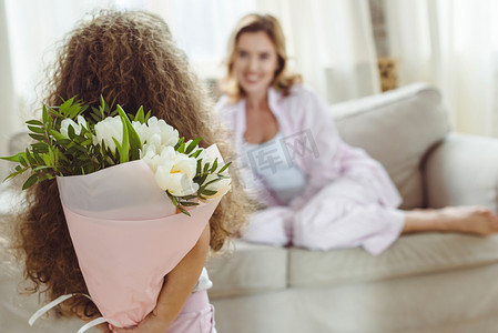 小女儿鲜花花束为她的母亲在快乐的母亲日