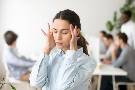压力沮丧的年轻妇女员工感觉疼痛不适头晕, 疲倦的办公室工作, 遭受恐慌发作, 荷尔蒙失衡或头疼偏头痛按摩寺庙在工作