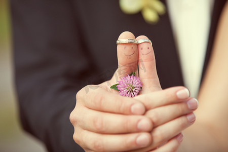 在她的手指上的结婚戒指绘与新娘和新郎，f