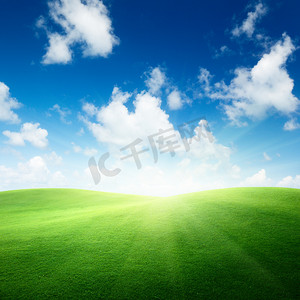 碧绿的草地和蓝天