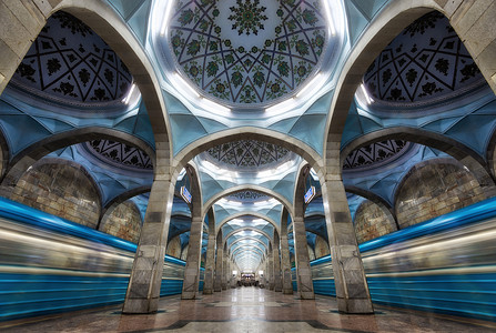 乌兹别克斯坦塔什干中心的对称地铁站建筑
