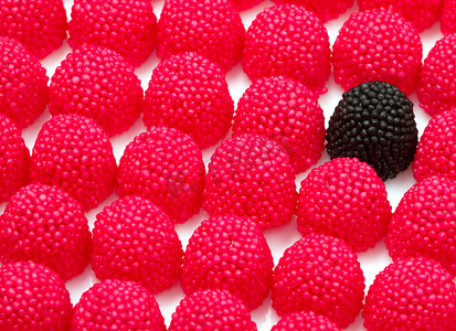 糖果几何摄影照片_红色和黑色的黑莓糖果