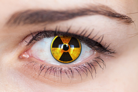 电抗器摄影照片_人的眼睛与辐射符号.