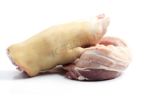 菜单条纹摄影照片_裸腿和白底猪肉