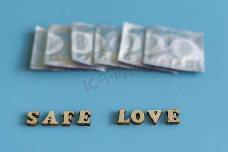 安全性的概念。题字安全的爱。蓝色背景安全套.