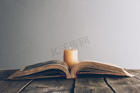 用蜡烛在木桌上打开圣洁圣经