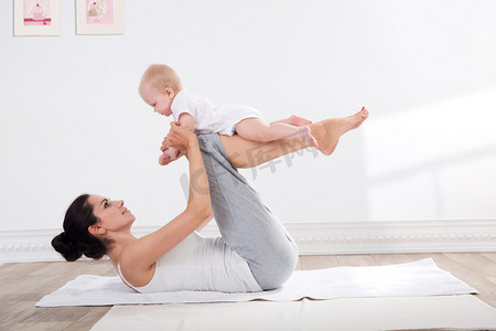 母亲和婴儿体操