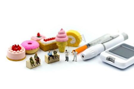 微型人: 血糖计的医生和患者糖尿病测试和注射器与测量磁带、糖尿病概念、健康生活方式和营养