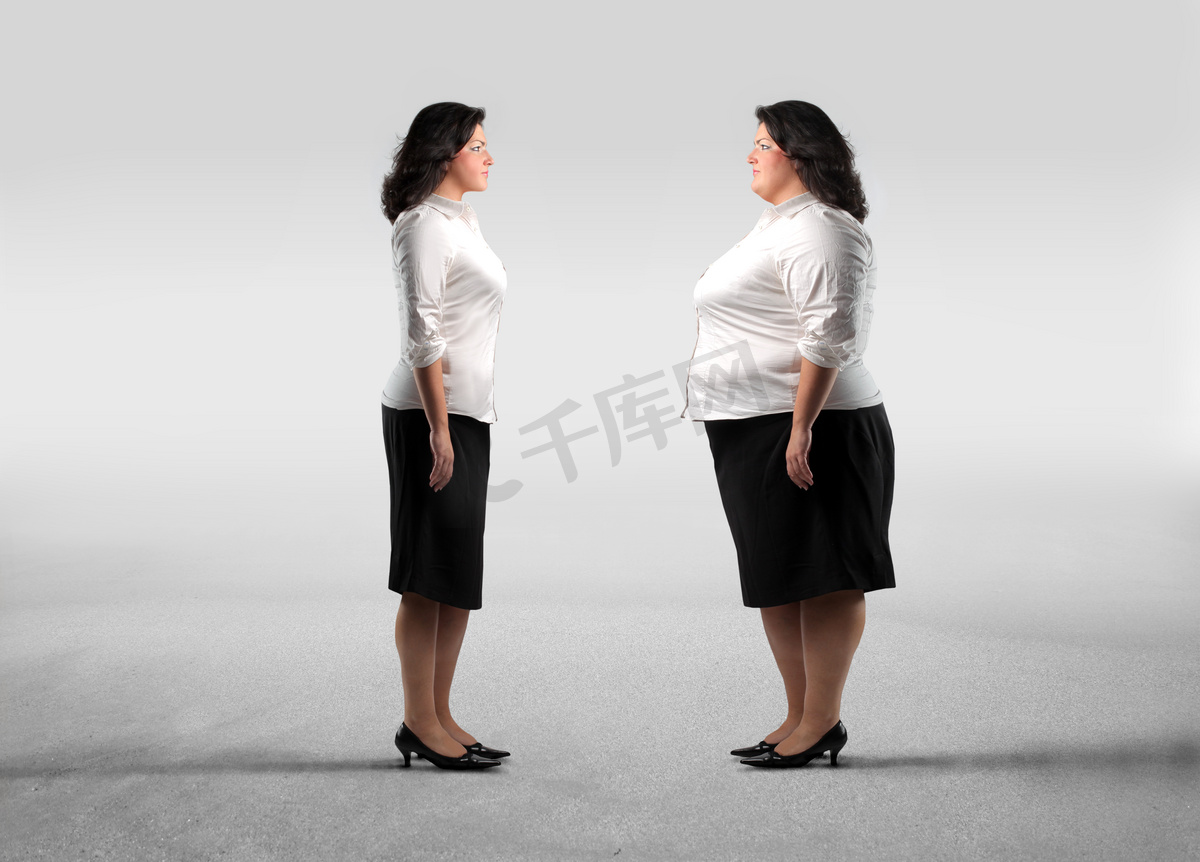特写，胖女人用双手抓住肚子脂肪 库存图片. 图片 包括有 腹部, 正横, 关闭, 健身, 脂肪团, 肥胖 - 183928177