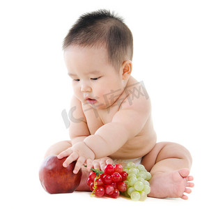 婴儿与玩具摄影照片_男婴与水果