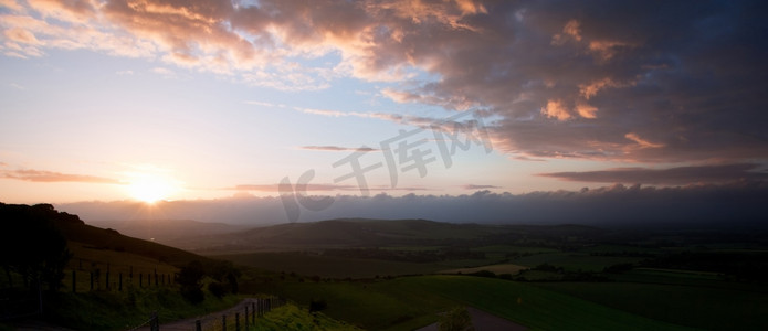 滚动的云彩摄影照片_漂亮的英国乡下风景在连绵起伏的丘陵