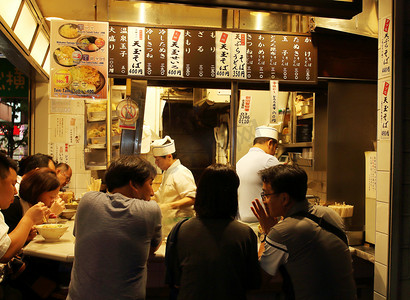 新宿摄影照片_日本东京-8 月，2 日至 2017 年： 当地人混入少量游客餐饮在新宿烤鸡肉串横丁街，隐藏的小街上，发现在新宿商业区
