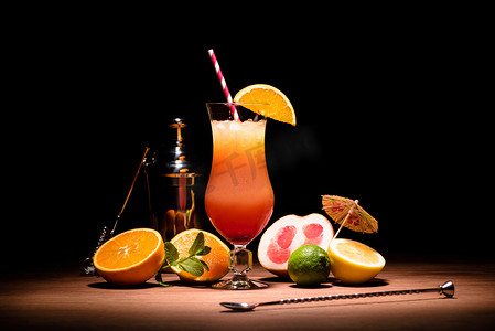 木桌上的橙汁酒精鸡尾酒