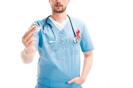 医生与红色丝带的短图像在统一显示避孕套查出的白色, 世界艾滋病日概念