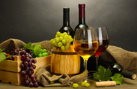 每桶、 瓶及杯酒和熟了灰色的背景上的木桌上的葡萄