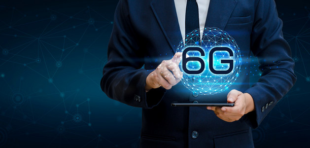 电话6g 地球商人连接世界各地的服务员手拿着一个空的数字平板与智能和6g 网络连接概念