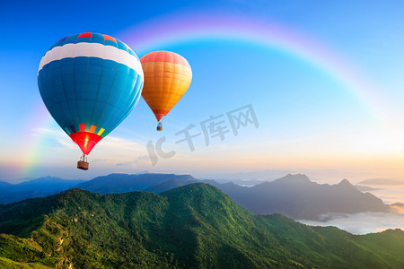 漂亮的彩虹摄影照片_五彩缤纷的热气球飞过高山