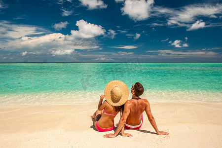 水谭摄影照片_情侣在马尔代夫的热带海滩上