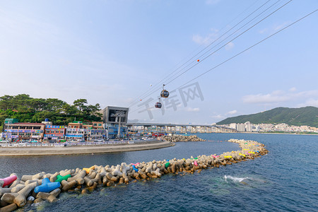 金海, 韩国-2018年8月9日: 仁川海滩天际线, 仁川云径和宋海缆车