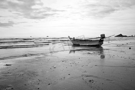 华龙证券摄影照片_旧渔船在海滩上登陆。黑色和白色.