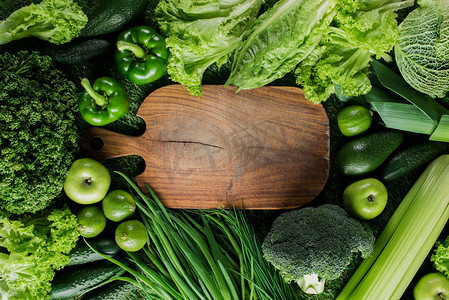 绿色蔬菜与水果切板的最高视图, 健康饮食理念