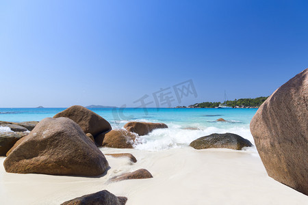 白珊瑚海滩沙子和蔚蓝的印度洋。帆船游艇上