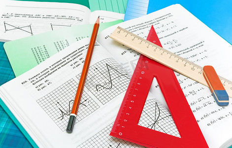 卡通数学公式摄影照片_数学教材、 笔记本、 铅笔和尺子