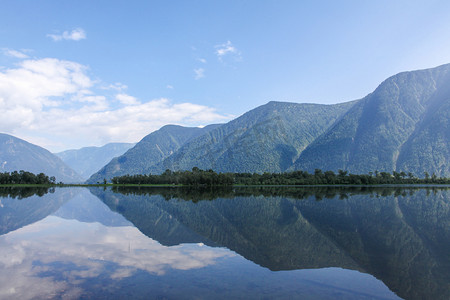 诗意山水画摄影照片_美丽的山水景色, 山和湖, 阿尔泰, 俄罗斯