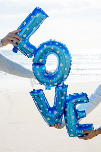 蓝色星星气球摄影照片_字母形状的气球形成词爱