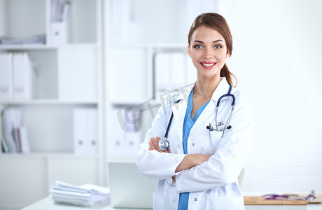 穿着白衣站在医院的年轻女医生的画像