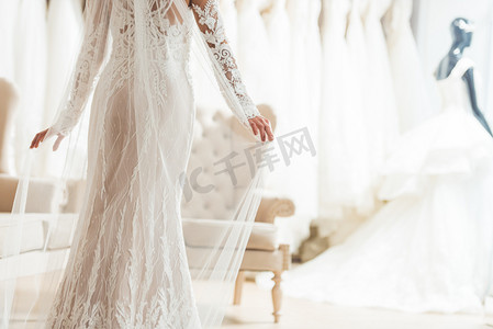 婚礼沙龙中的新娘花边礼服的裁剪视图