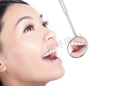 牙齿白化摄影照片_健康女人牙的牙医嘴镜像