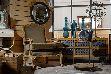 现代复古风格客厅的扶手椅, 桌子和装饰