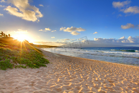 在 oneloa 海滩，毛伊岛，夏威夷热带海滩日落