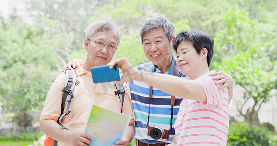 愉快地摄影照片_老旅行者在公园愉快地采取自拍