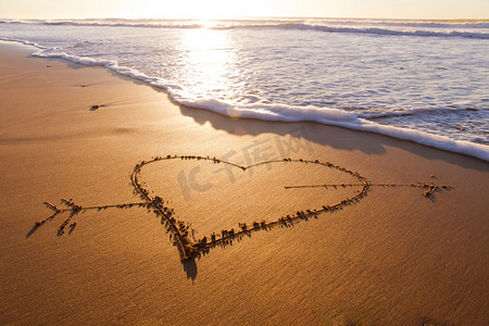 海滩情侣摄影照片_被沙子吸引的心