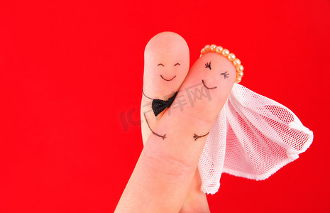 只是已婚的夫妇-新婚夫妇绘了在手指对红 b