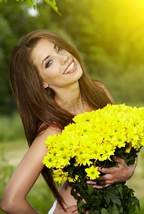 年轻女子手捧黄色花
