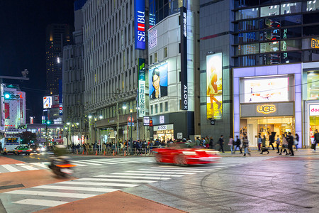 到了晚上，日本在东京涩谷区的繁忙的街道上